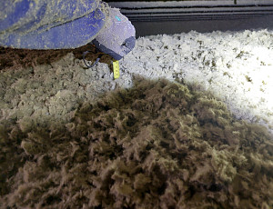 Zateplení stropu rodinného domu pomocí foukané izolace